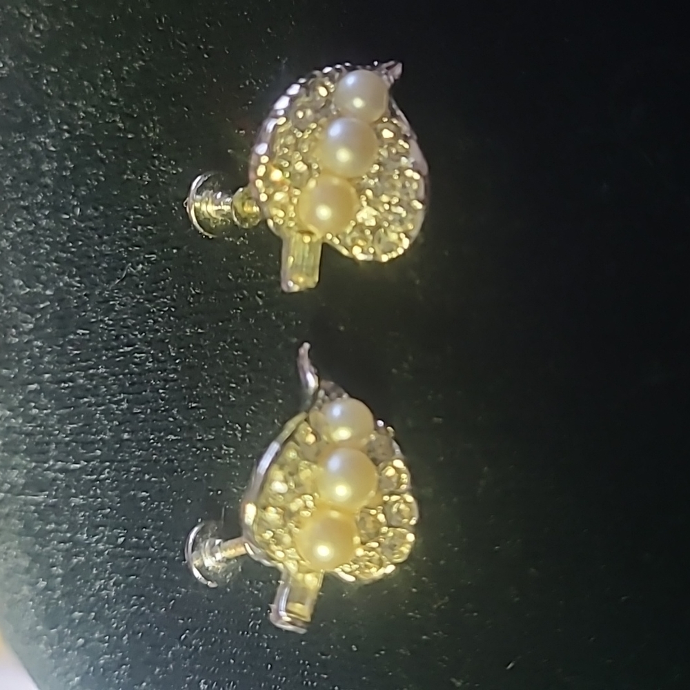 Vintage faux pearl and Rhinestone clip on earrings